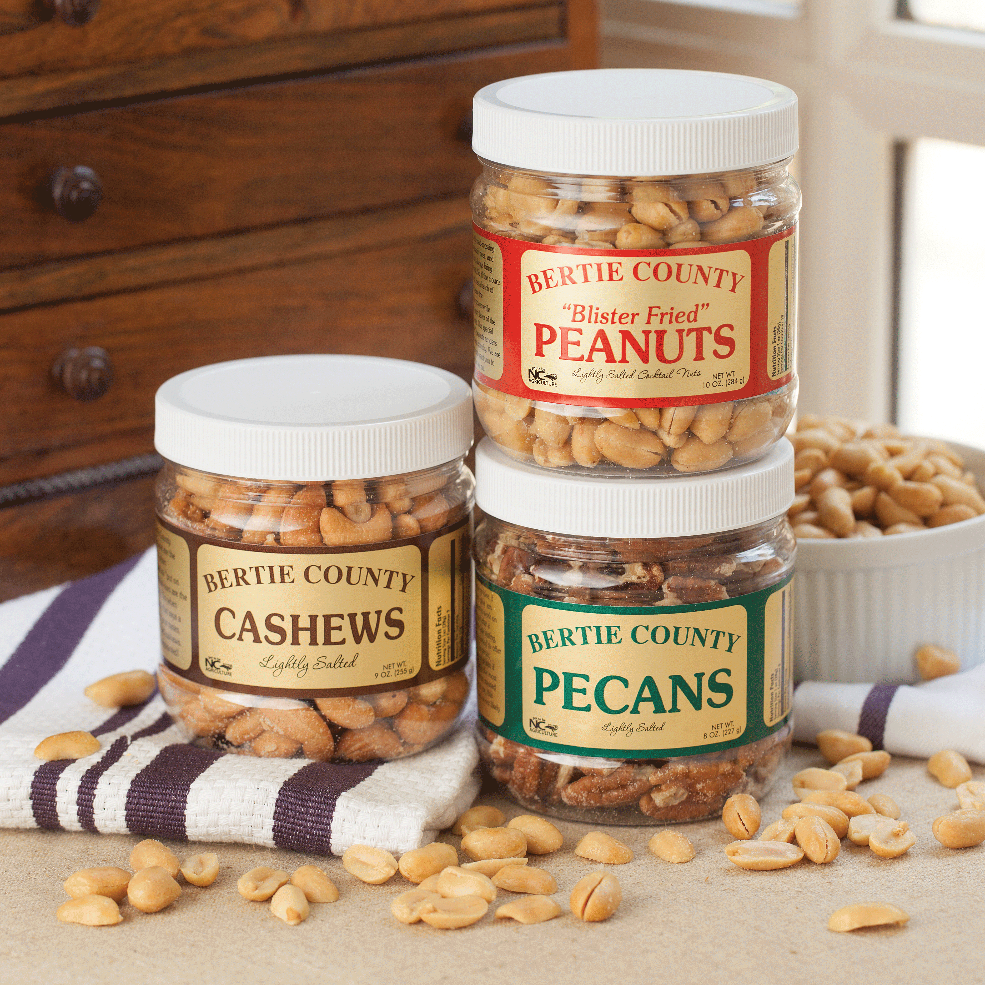Gift set of cashews, peanuts and pecans